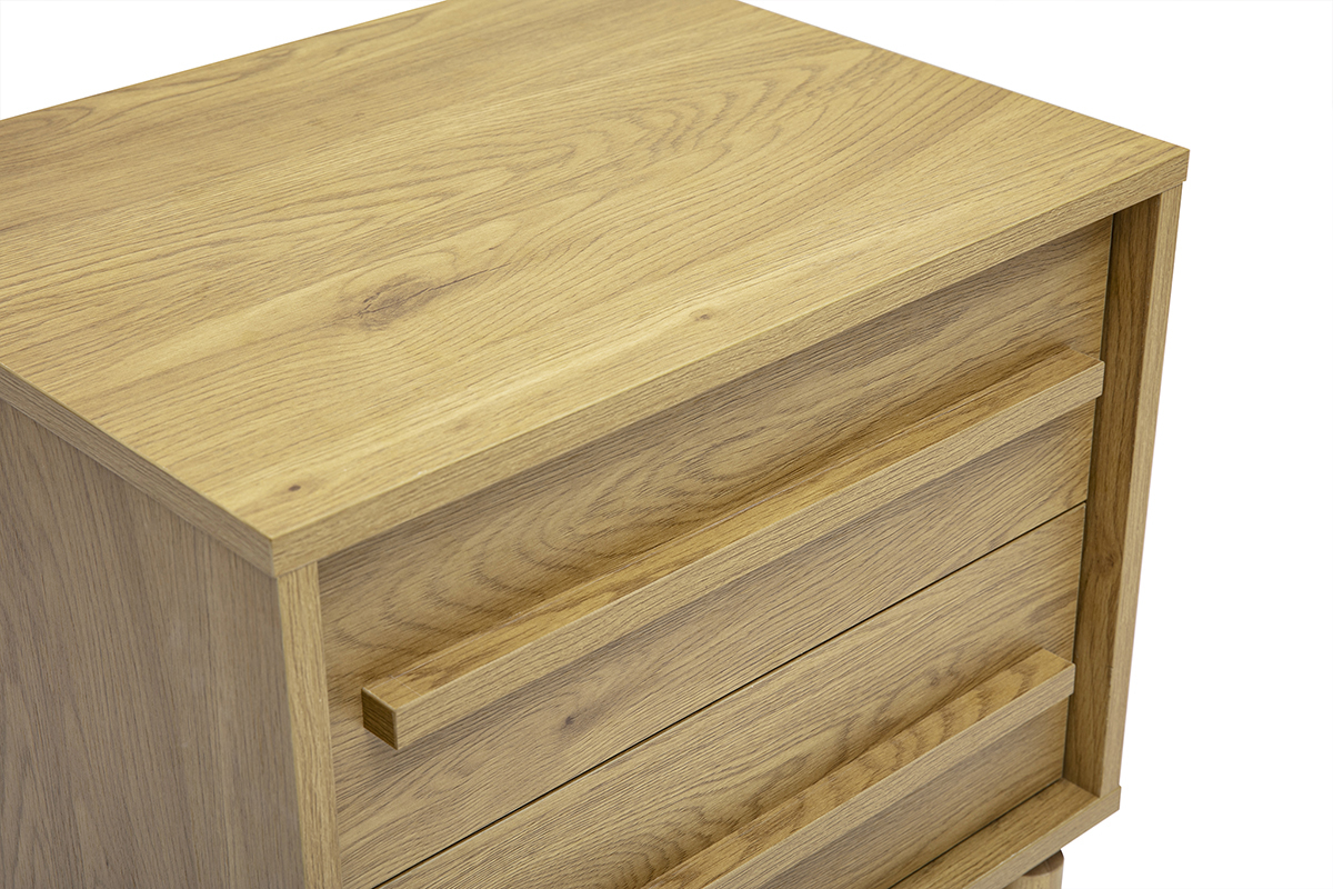 Mesa de noche de madera de roble, parte superior y cajones visibles, dise�o escandinavo.