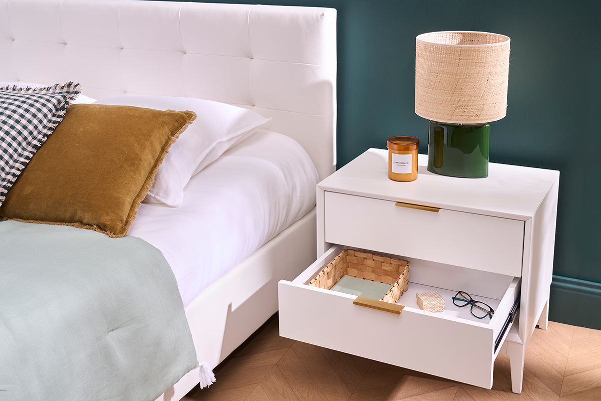 Mesita de noche blanca mate y metal dorado con almacenamiento L60 cm GIANA