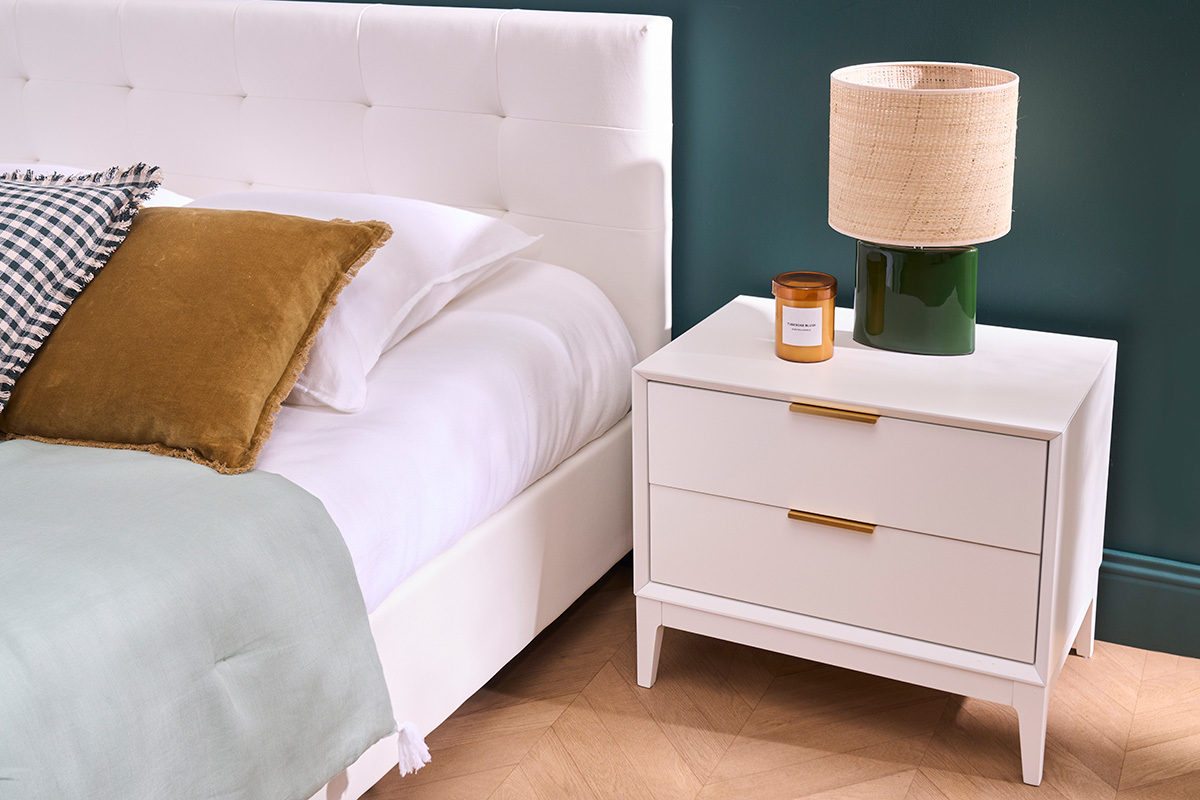 Mesita de noche blanca mate y metal dorado con almacenamiento L60 cm GIANA