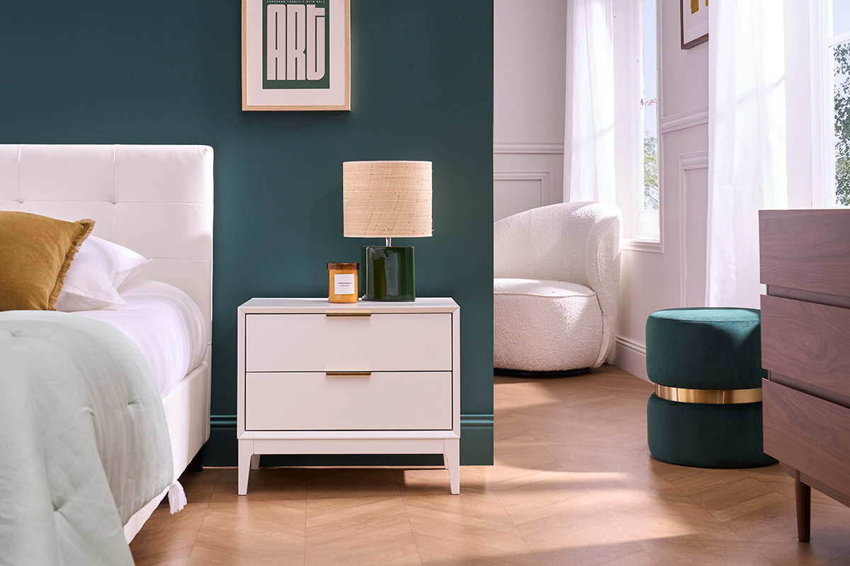 Mesita de noche blanca mate y metal dorado con almacenamiento L60 cm GIANA