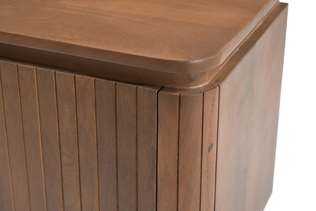 Mesita de noche de madera maciza de mango con frontal estriado, vista superior y lateral.