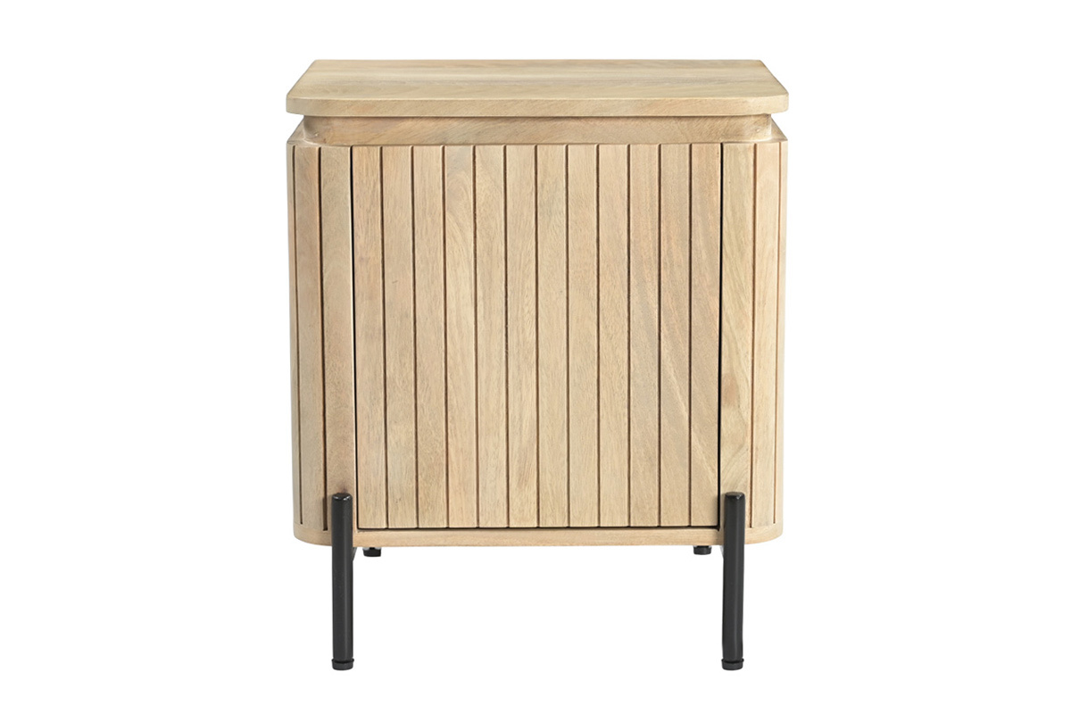 Mesita de noche de madera maciza de mango con puerta acanalada y patas de metal negro, vista frontal.