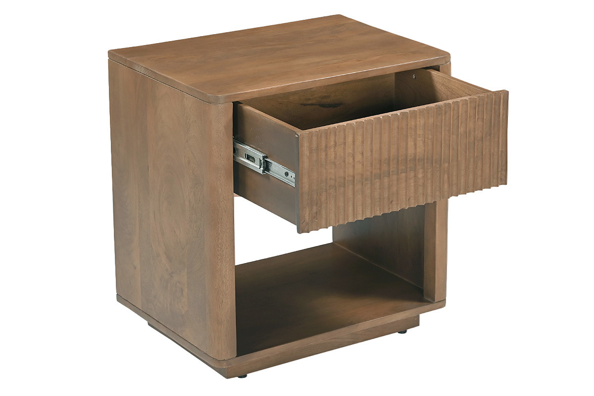 Mesa de noche de madera oscura de mango macizo ALDA con caj�n abierto, vista 3/4