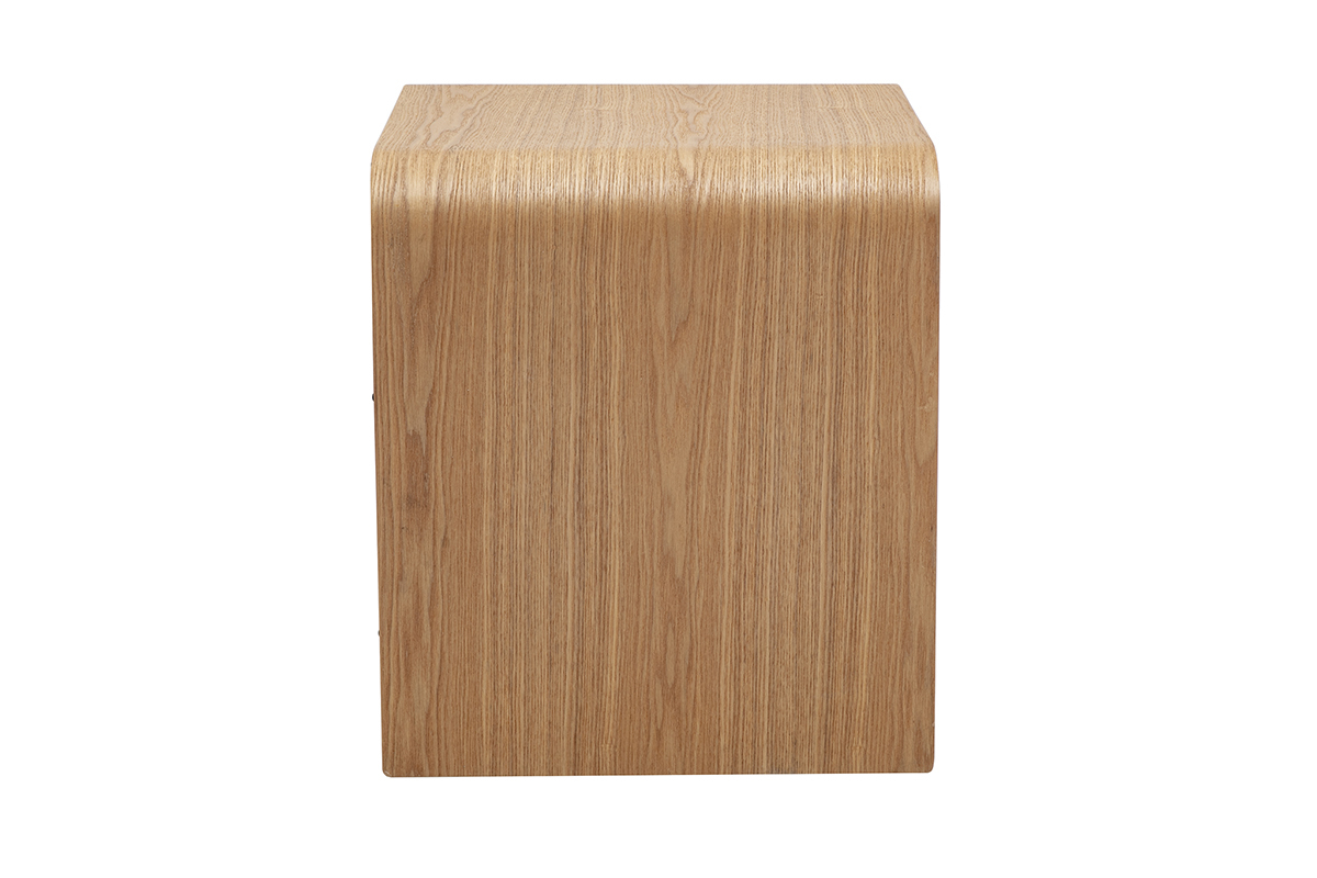 Mesita de noche KYLIA en madera clara de fresno, vista de perfil, con curvas suaves.