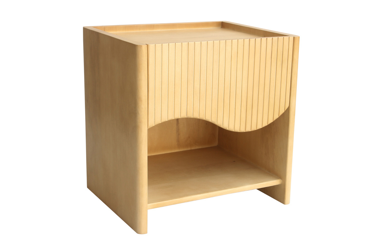 Mesa de noche de madera de mango con caj�n tallado ondulado y nicho abierto, vista de tres cuartos.