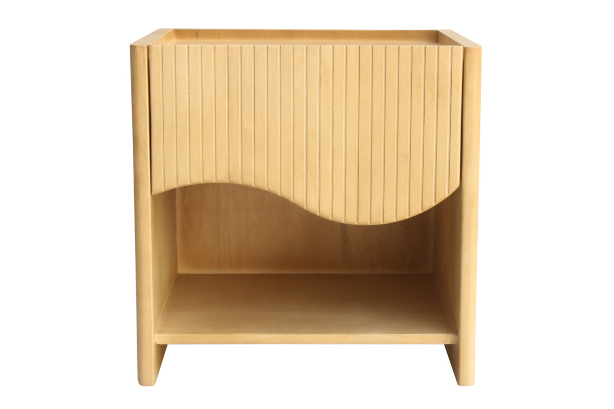 Mesa de noche de madera de mango con caj�n tallado, vista frontal.