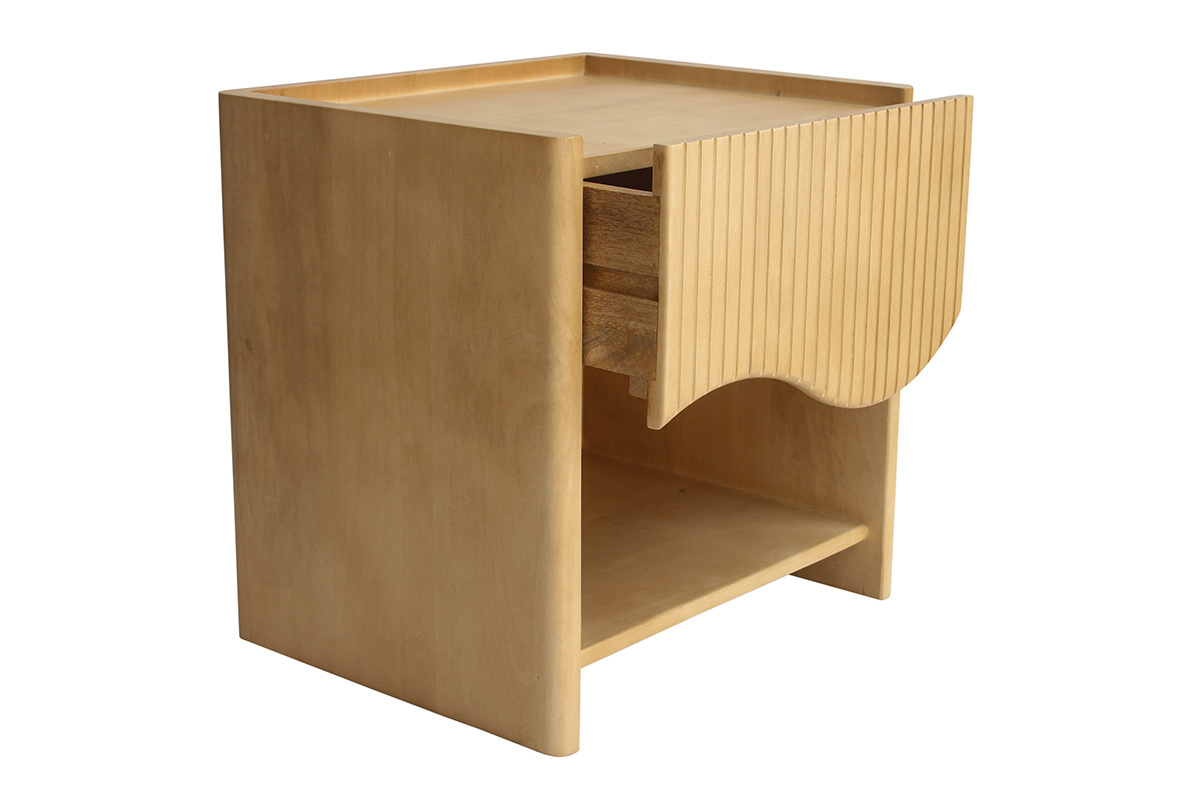 Mesita de noche de madera de mango, vista de tres cuartos, con caj�n ondulado.