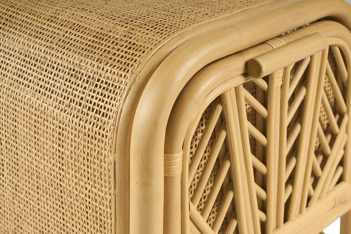 Detalle de la mesita de noche en rat�n GALON, motivo acanalado.