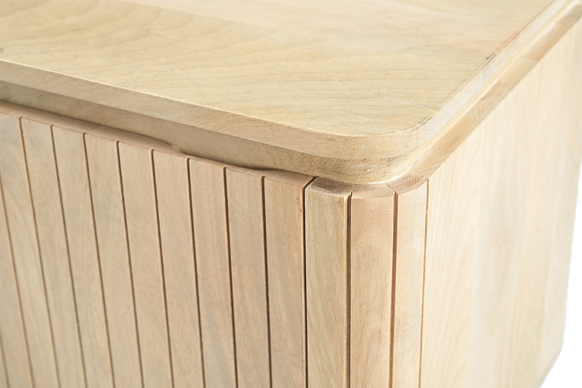 Detalle de una mesita de noche de madera maciza de mango con puerta acanalada