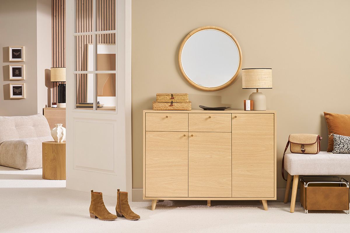 Mueble de entrada de madera clara con espejo y lmpara encima, vista frontal.