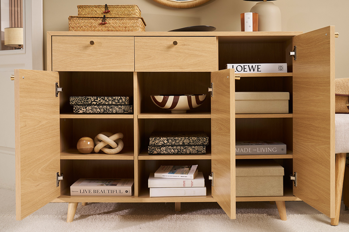 Mueble de entrada de madera clara con puertas abiertas, vista frontal, objetos de decoracin en el interior.