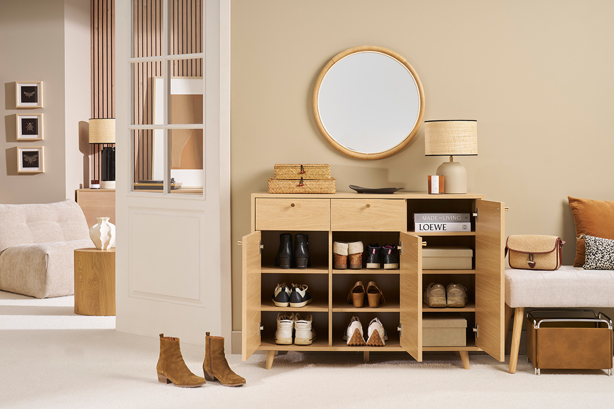 Mueble de entrada de madera clara y metal dorado con puertas abiertas, zapatos y accesorios expuestos, vista frontal.