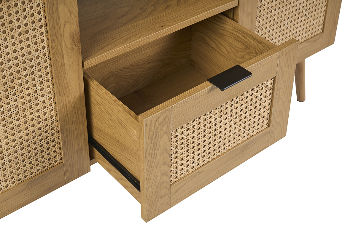Mueble de ba�o MANILLE en madera clara con rejilla de rat�n, vista cercana del caj�n abierto.