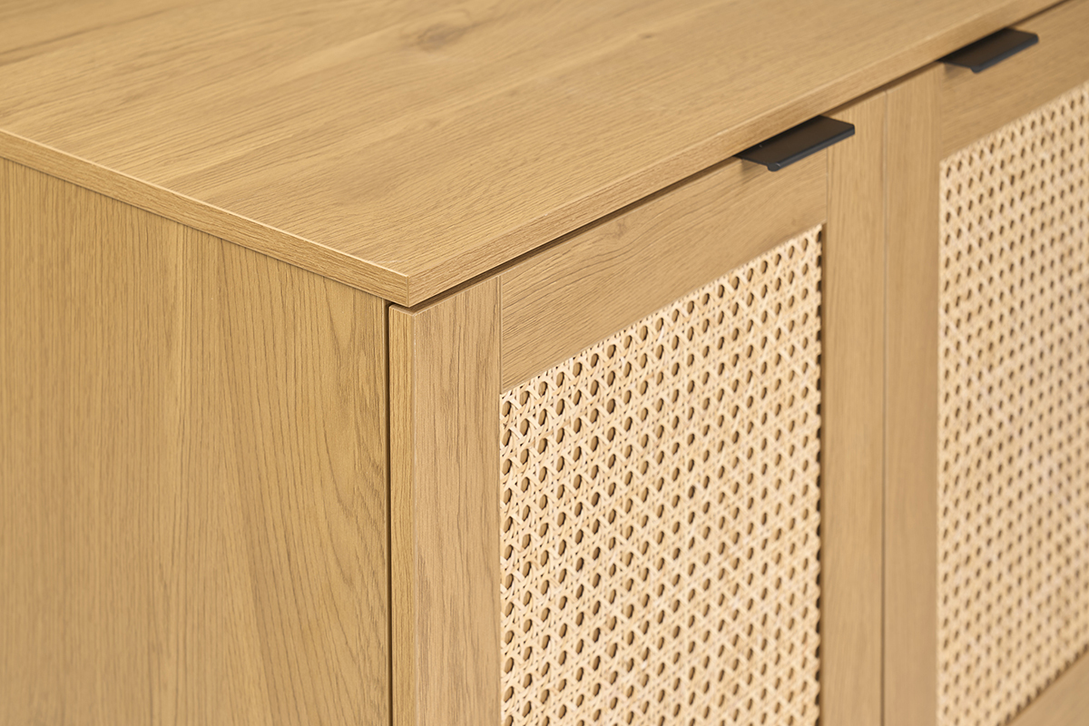 Mueble de ba�o de madera clara con frontal de rejilla de rat�n, vista cercana de las puertas y de la encimera.