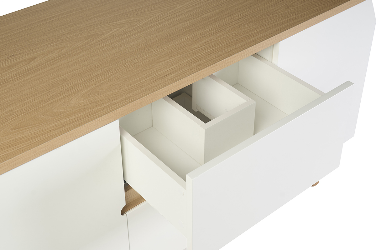 Mueble de ba�o blanco lacado con encimera de madera clara, cajones abiertos, vista desde arriba