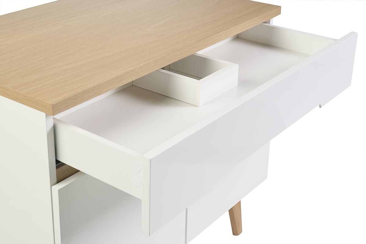 Mueble de ba�o blanco lacado con caj�n abierto y encimera de madera clara, vista desde arriba.