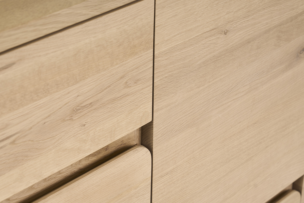Detalle del mueble de ba�o de roble macizo con acabado aceitado, vista de cerca