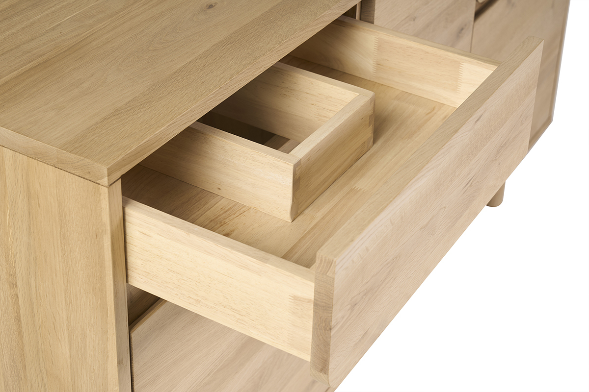 Mueble de ba�o de roble macizo con cajones abiertos, vista cercana