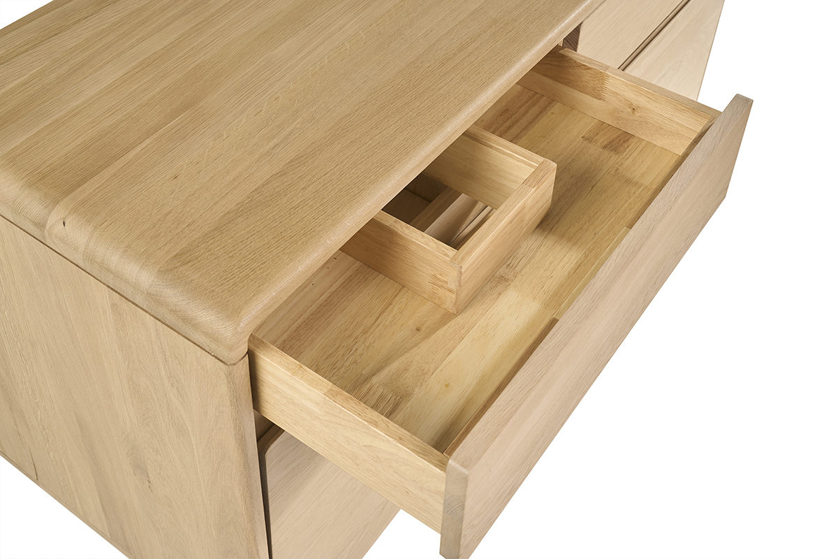 Vista de cerca del mueble de ba�o de madera de roble macizo con cajones abiertos