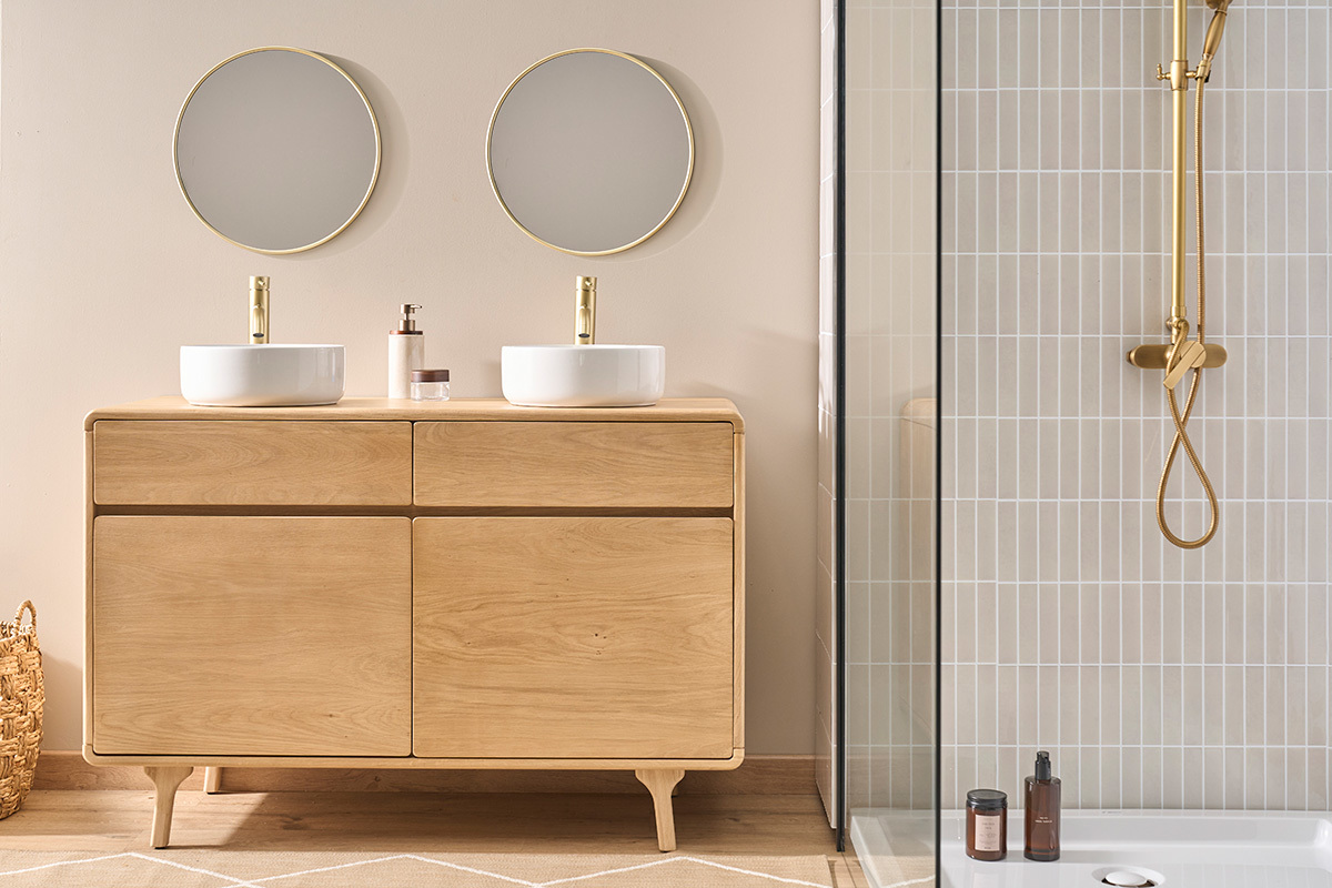 Mueble de ba�o de madera de roble macizo, vista frontal con dos lavabos y cajones.