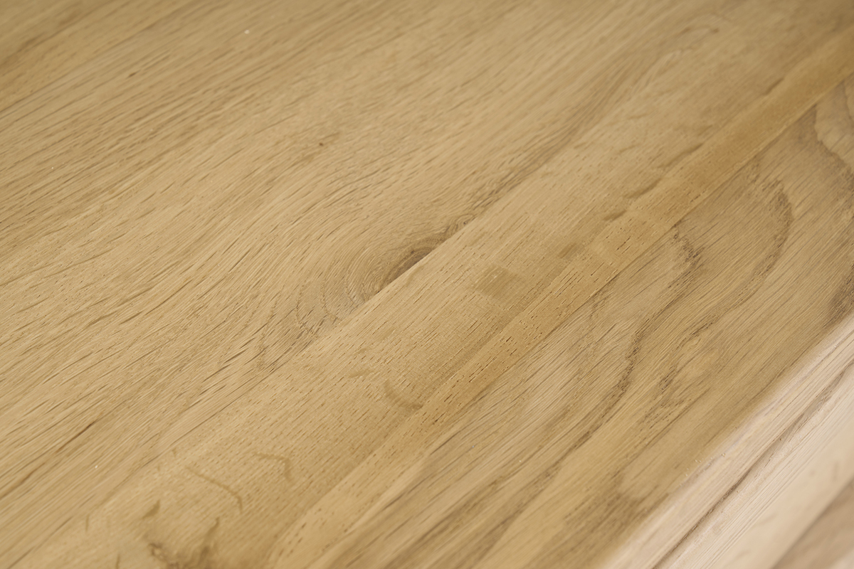 Encimera de madera de roble macizo del mueble de ba�o MARIN, vista cercana.
