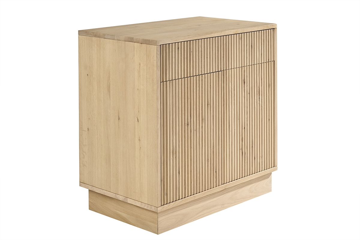 Mueble de ba�o de madera de roble macizo con motivo estriado, vista en tres cuartos.