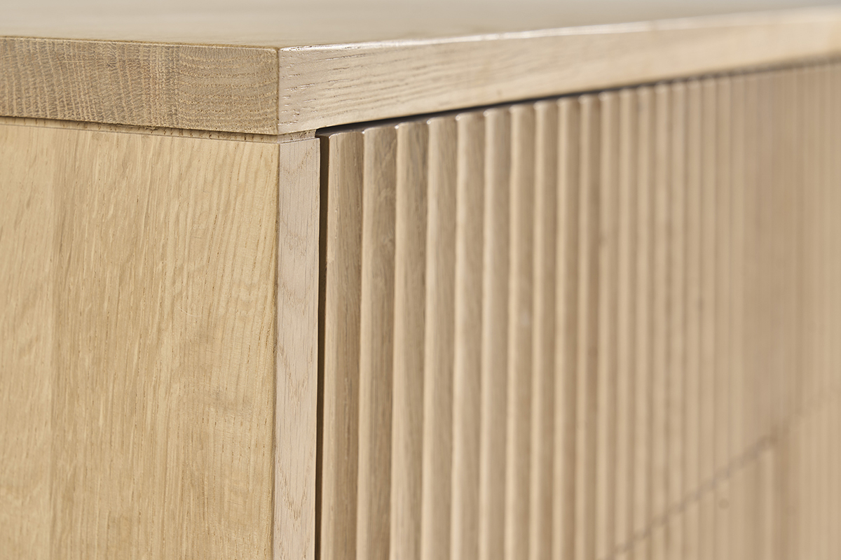 Vista cercana del mueble de ba�o en madera de roble macizo ALISTAIR con frentes estriados.