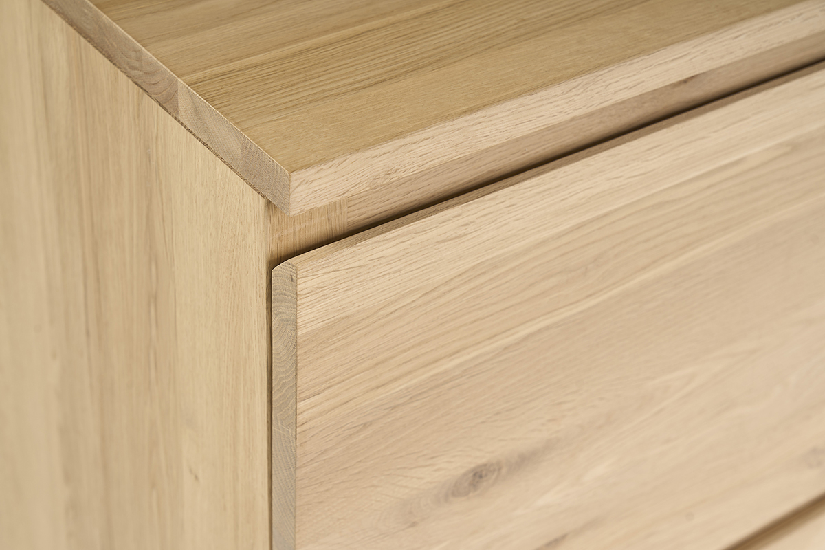 Vista cercana del mueble de ba�o de madera de roble macizo, detalles de los cajones y del tablero.