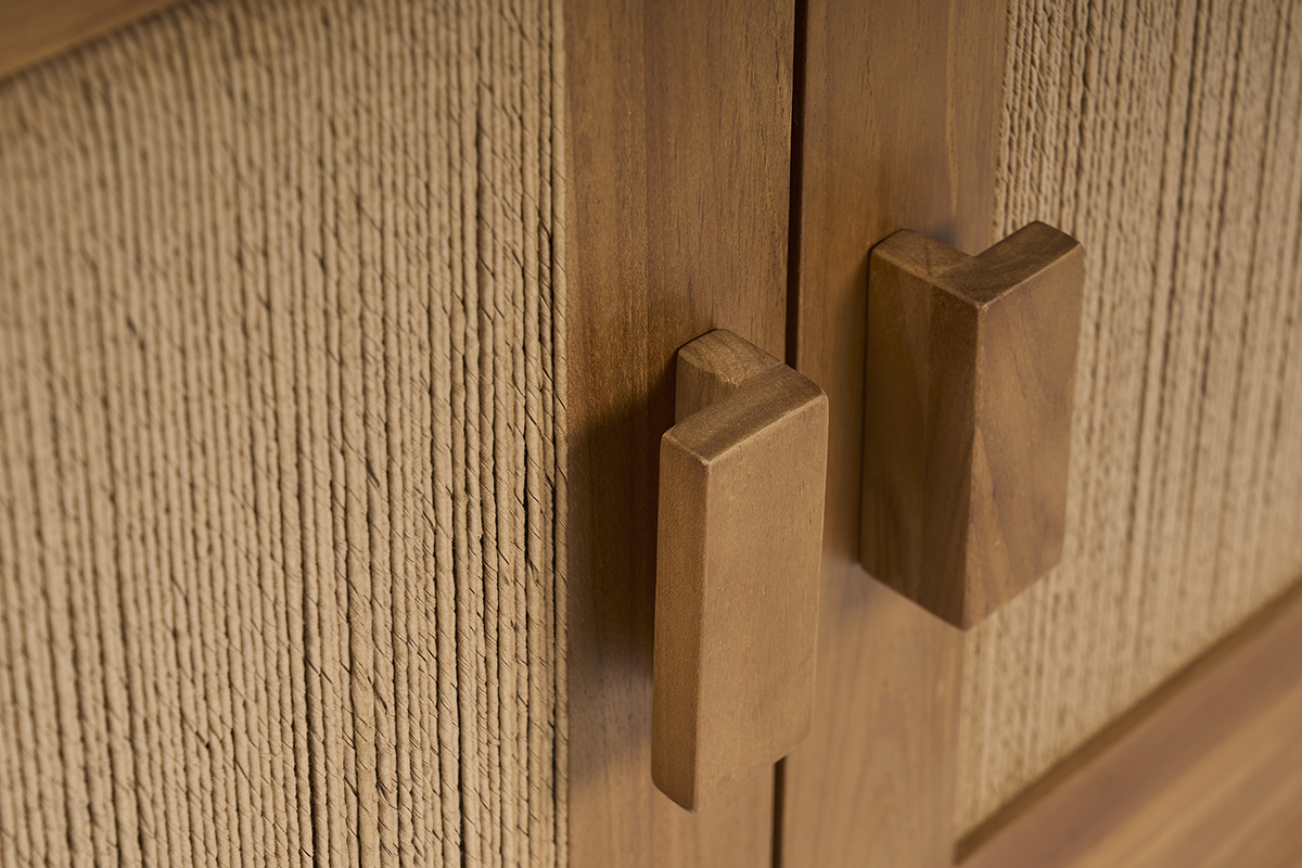 Detalle de los tiradores del mueble de ba�o de madera de teca y cuerda trenzada.