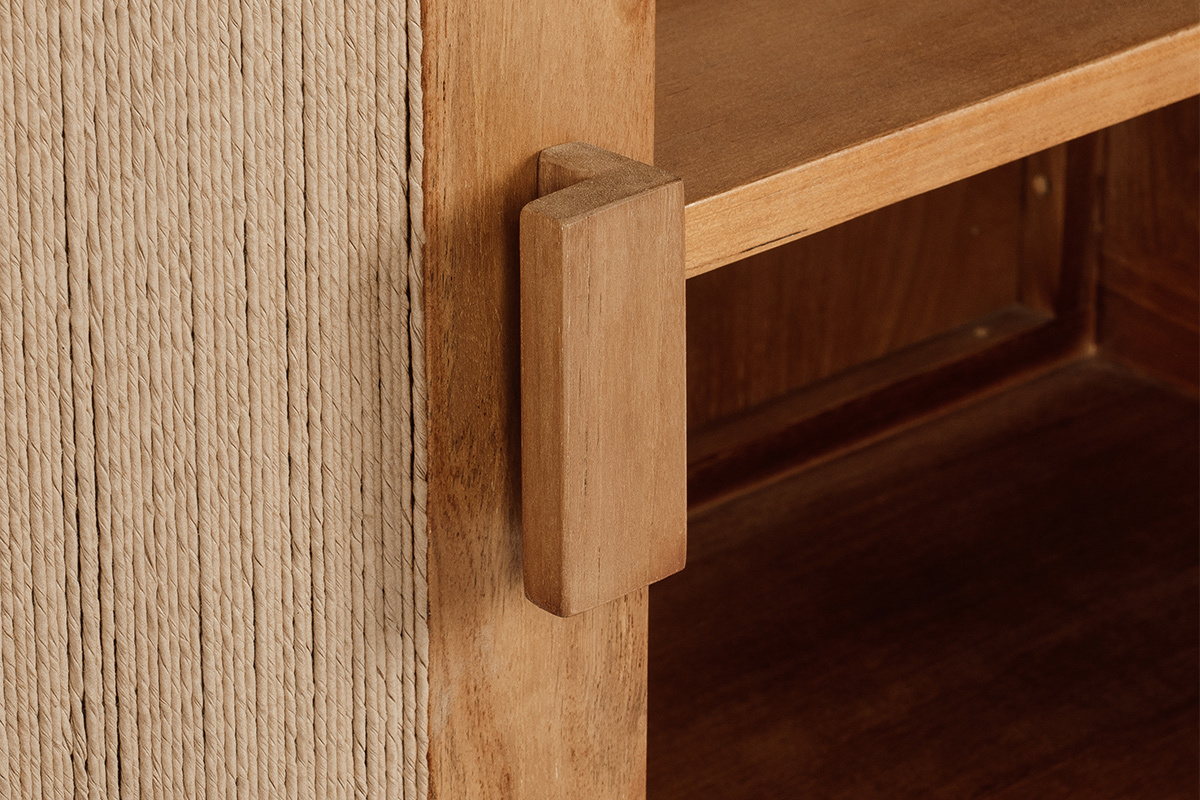 Primer plano del tirador de madera del mueble de ba�o MOSSA con cuerda trenzada.