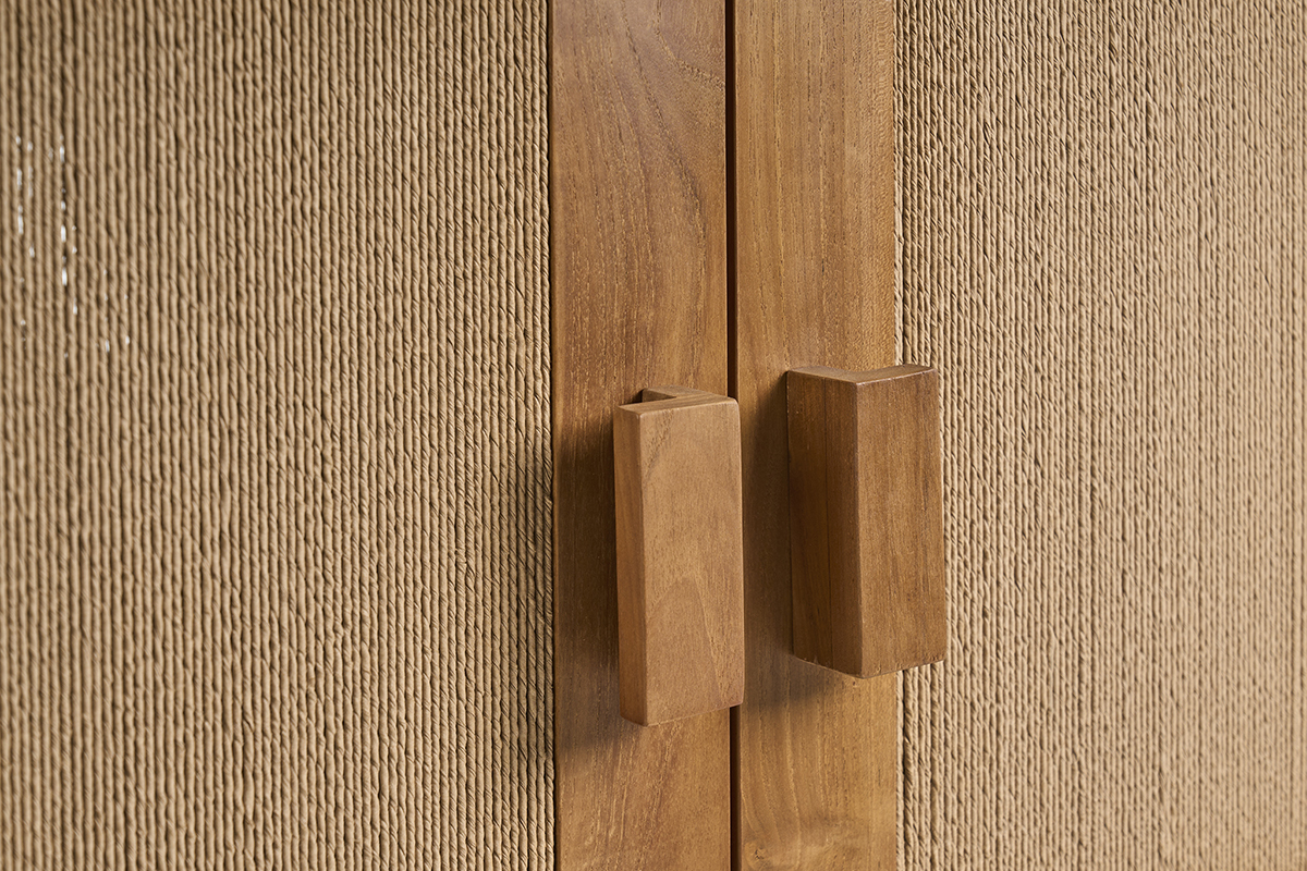 Detalle del mueble de ba�o de teca maciza y cuerda trenzada, vista de cerca de las asas y las puertas.