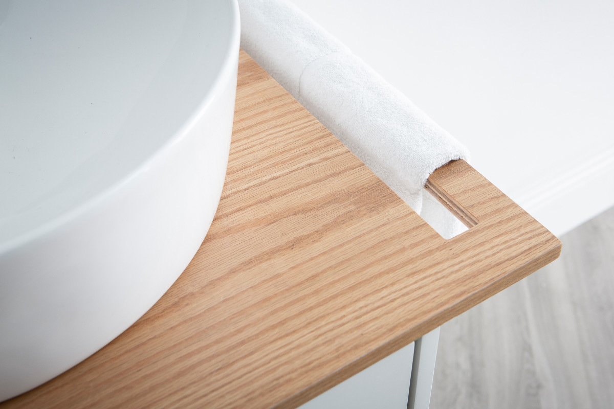 Mueble de bao: lavabo, mueble y una puerta roble y blanco TOTEM