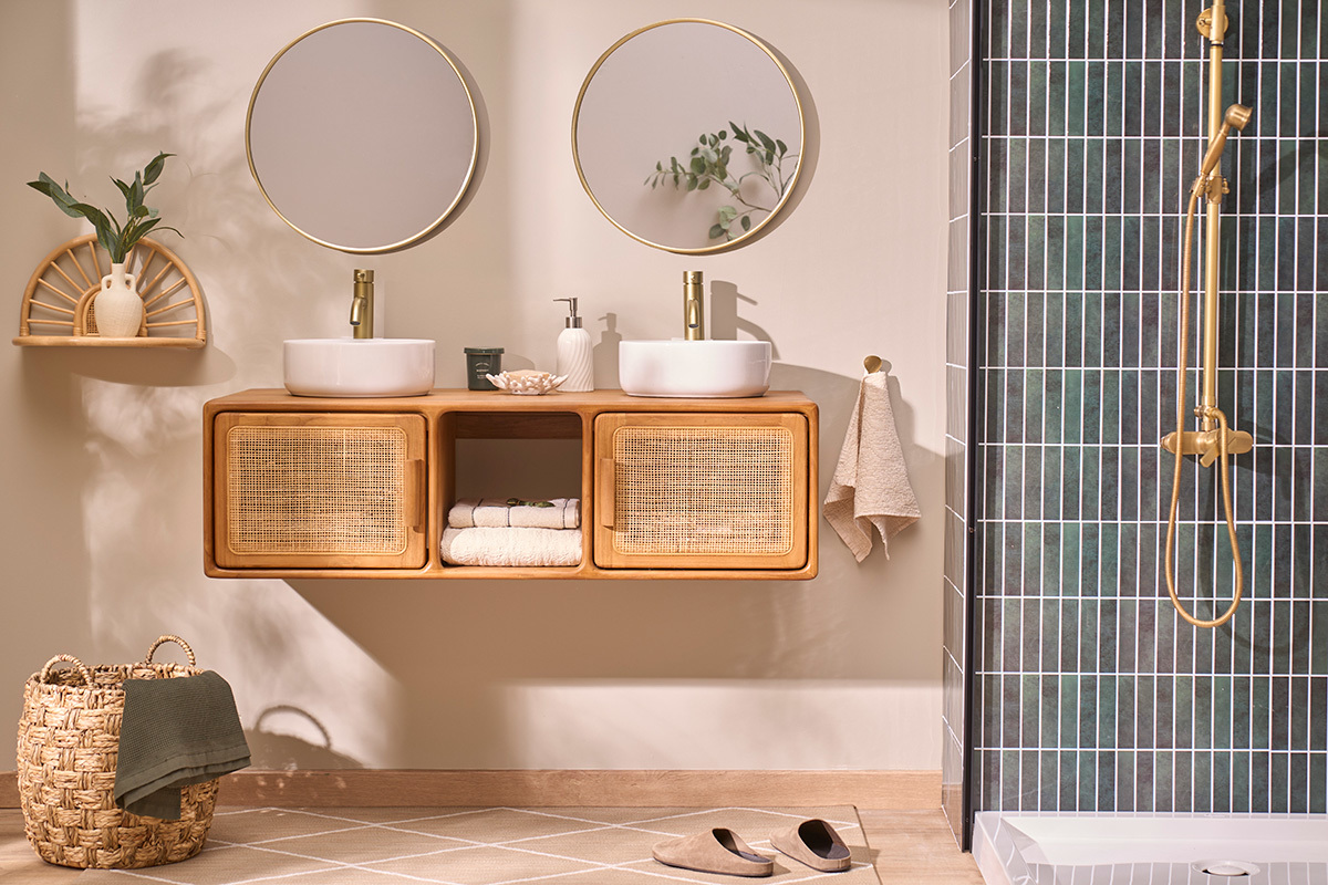 Mueble de ba�o suspendido BALIA en teca maciza y rejilla, vista frontal con lavabos y accesorios.