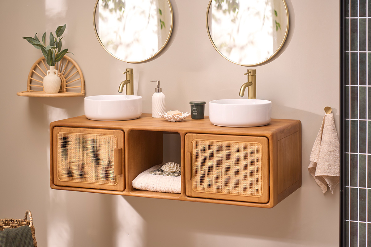 Mueble de ba�o suspendido de teca maciza con rejilla de rat�n, dos lavabos y espacio de almacenamiento, vista frontal.