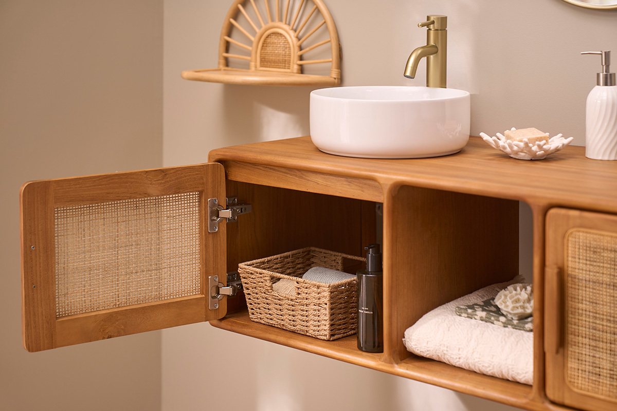 Mueble de ba�o de teca con un armario abierto, lavabo blanco y accesorios decorativos
