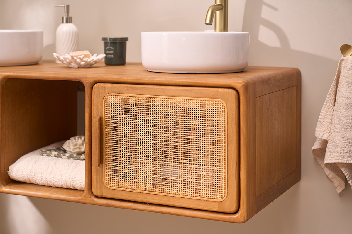 Mueble de ba�o suspendido en teca maciza con rejilla de rat�n, vista de cerca, mostrando armarios y un lavabo.