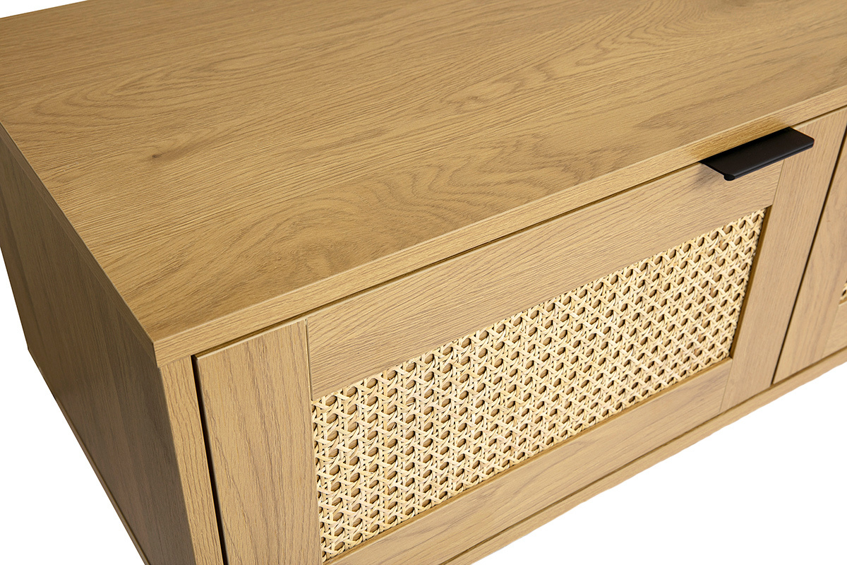 Mueble de TV de pared en madera clara con puertas de rat�n tejido, vista ampliada.