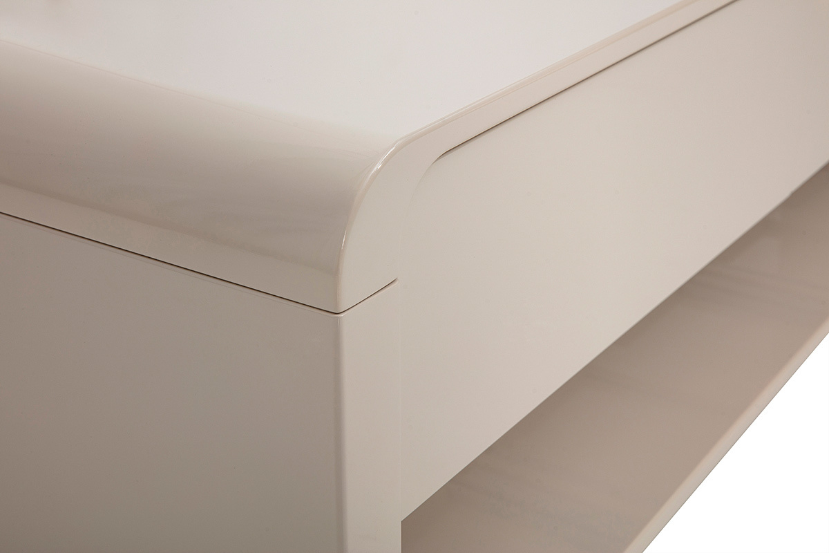Detalle del mueble para TV beige brillante con esquina redondeada y nicho abierto.