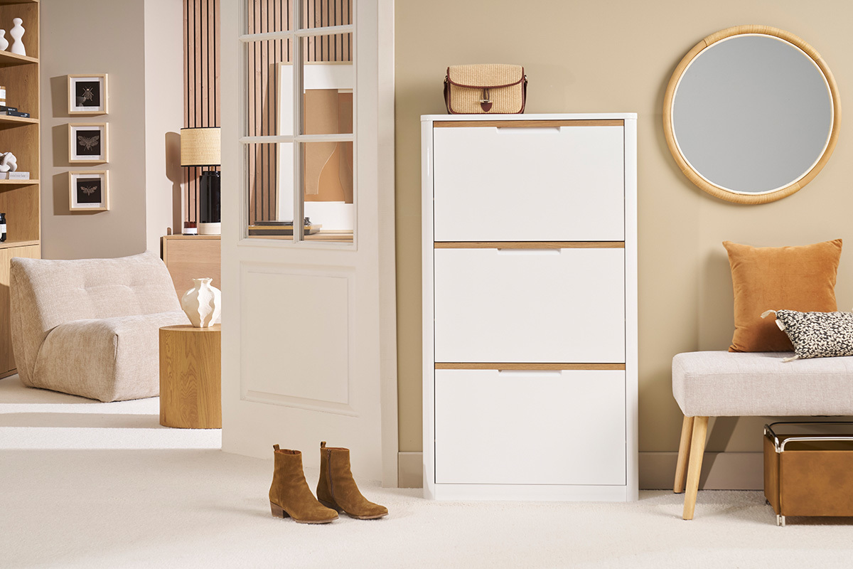 Mueble para zapatos blanco lacado con tres puertas en un interior moderno.