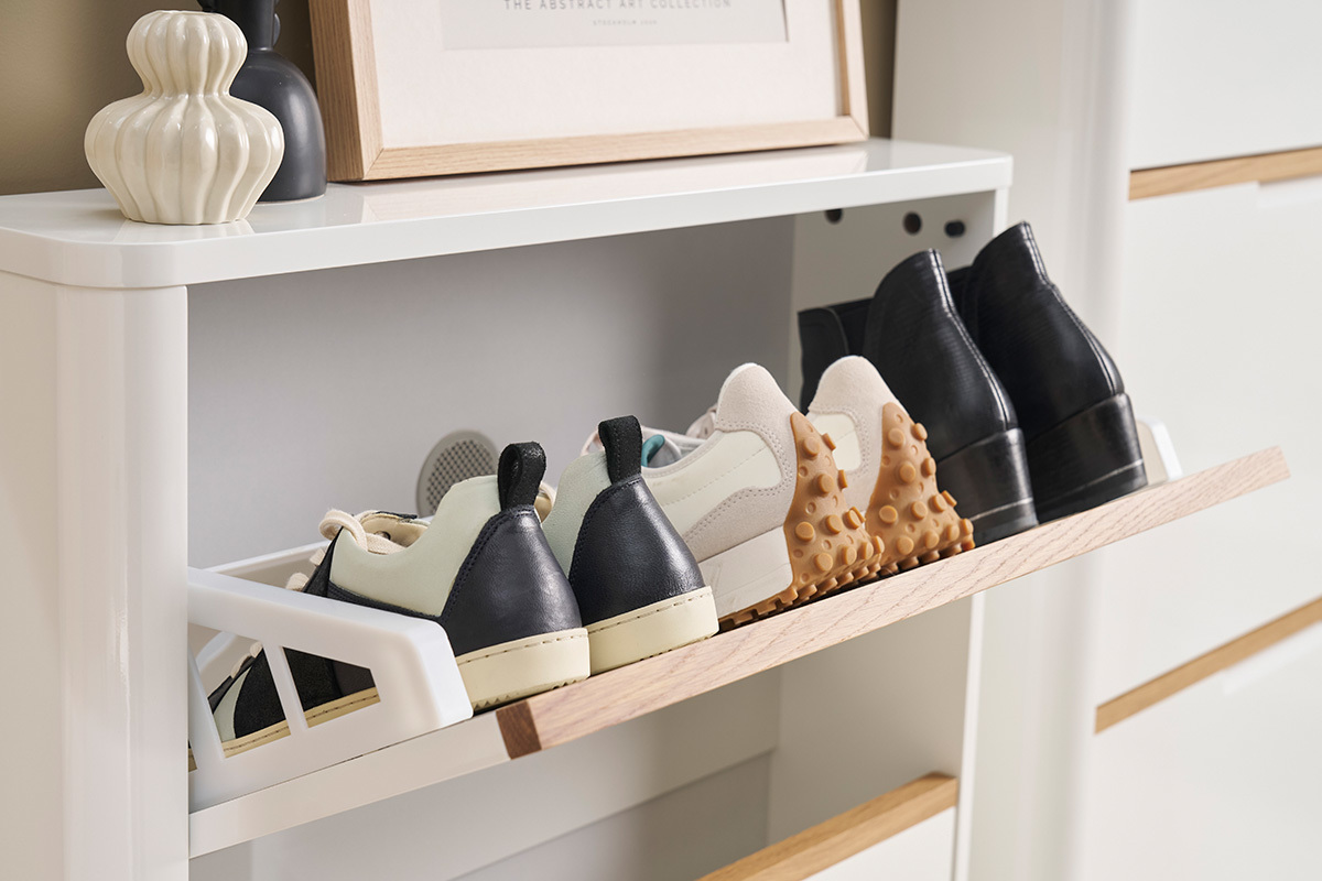 Mueble para zapatos blanco lacado con abatible abierto, zapatos organizados.