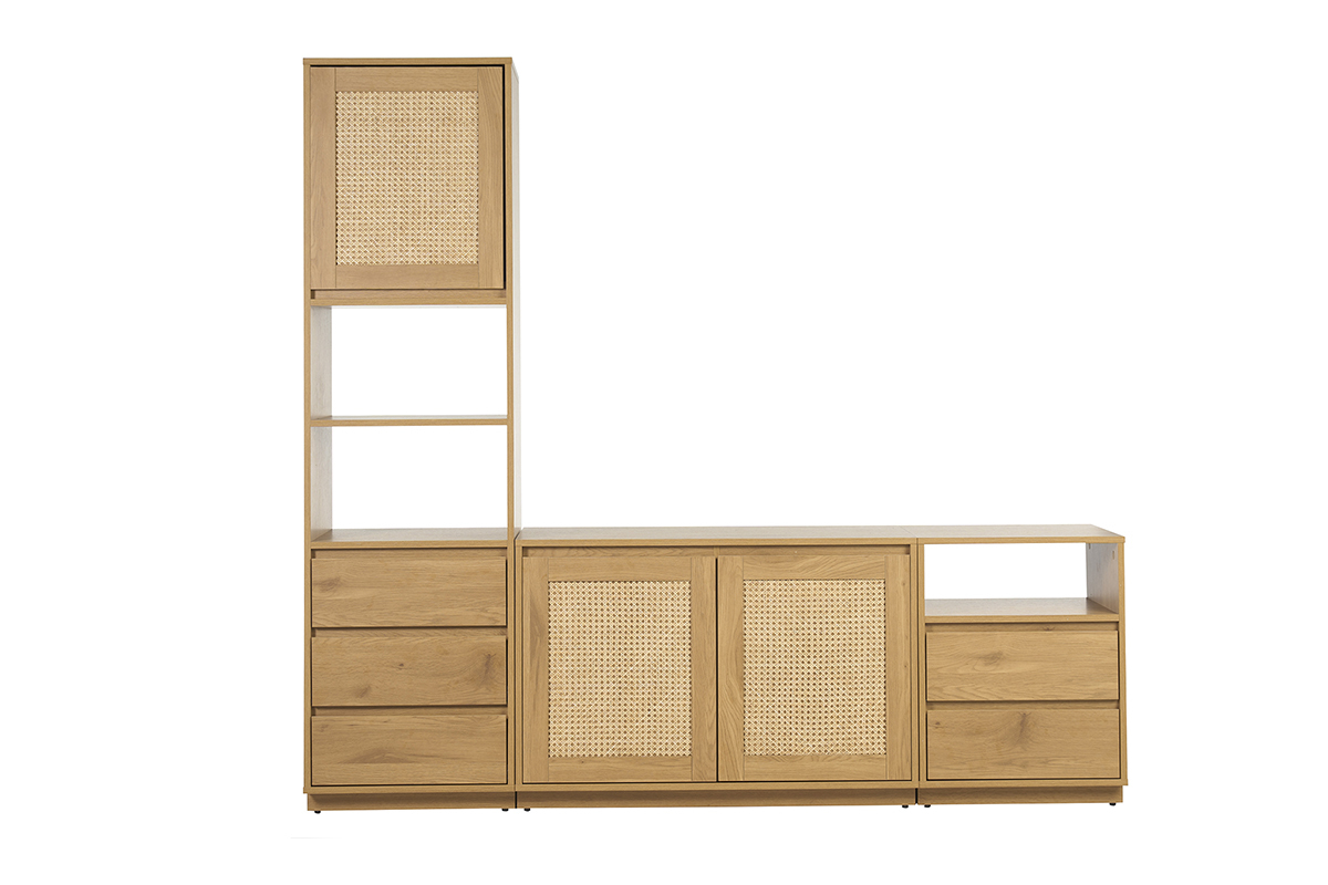 Mueble de TV de madera clara de roble y rejilla de rat�n con cajones y nichos, vista frontal.