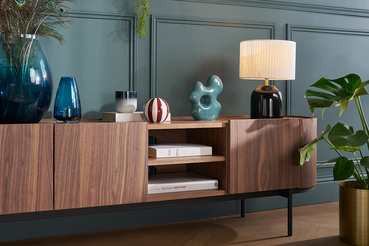 Mueble TV de diseo en nogal oscuro y metal negro con almacenaje 180 cm SKYE