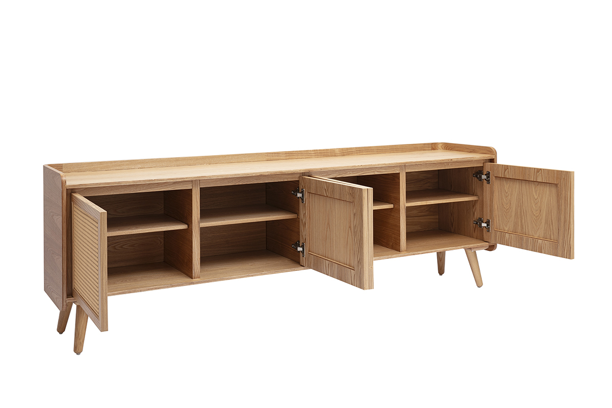 Mueble de TV de madera clara de fresno y rejilla de rat�n, vista de 3/4 con puertas abiertas, cuatro nichos interiores.