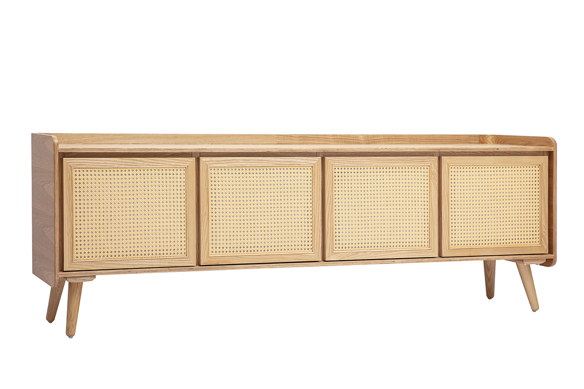 Mueble TV de madera clara de fresno con frentes de rejilla de rat�n, vista de 3/4