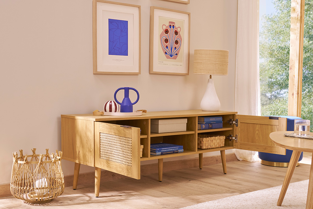 Mueble TV de madera clara, mimbre y metal negro con 2 puertas 140 cm MANILLE