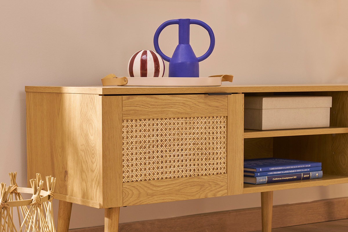 Mueble TV de madera clara, mimbre y metal negro con 2 puertas 140 cm MANILLE