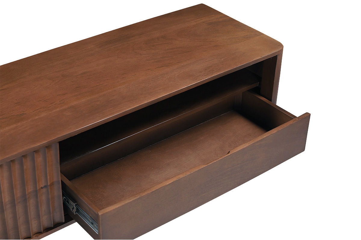 Vista superior del mueble de TV de madera oscura de mango macizo con caj�n abierto.