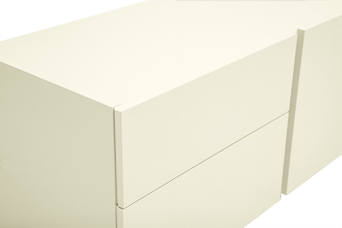 Mueble de TV beige brillante con almacenamiento, vista en �ngulo.