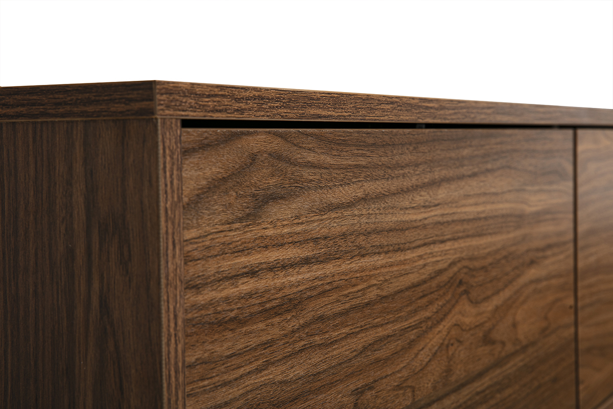 Detalle del mueble de TV mural FLEXO en acabado de madera oscura nogal, vista de cerca