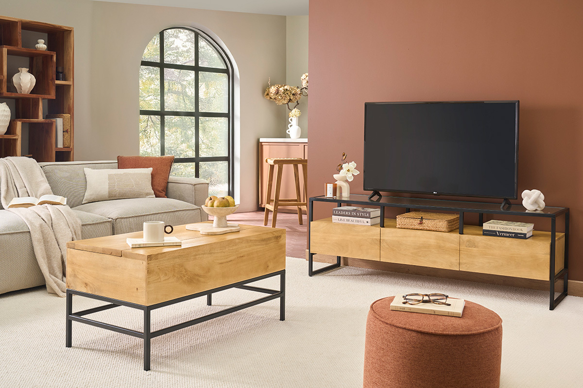 Mueble para TV de madera de mango con almacenamiento, cristal y metal negro, L150 cm, en un sal�n moderno.